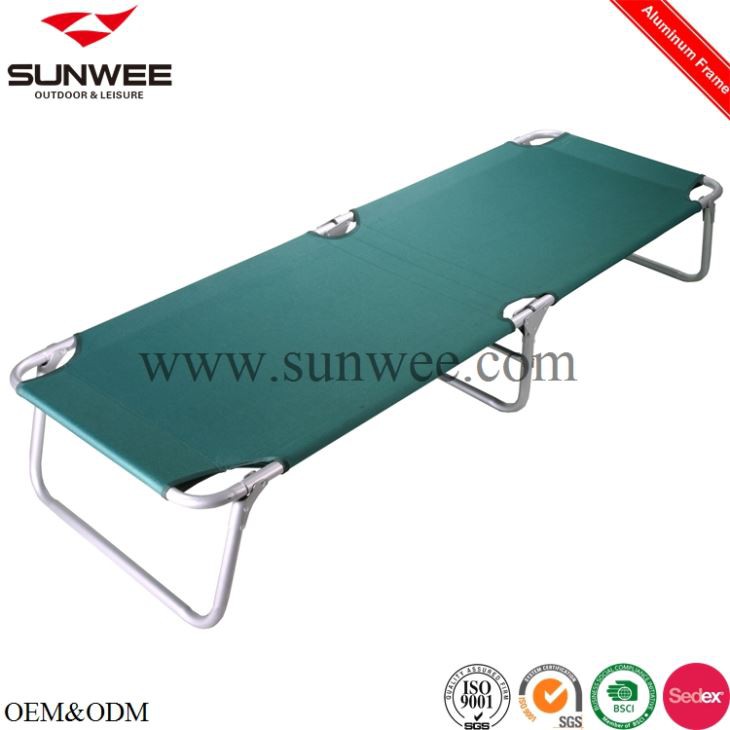 Ukax mä jach’a aluminio camping cot .